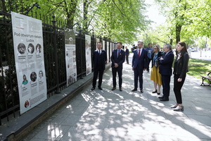 У Каралеўскіх лазенках адчынілі выставу «Украіна. Вайна ў Еўропе»