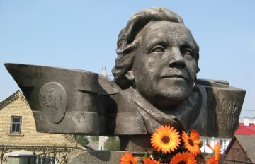 Улады Зэльвы адмовіліся зносіць помнік Ларысе Геніюш