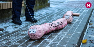 «Гусеніцы лязгаюць». Беларусы і ўкраінцы правялі антываенную акцыю ля консульства Беларусі ў Беластоку