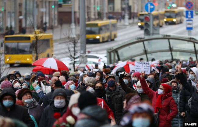 Некалькі тысяч пэнсіянэраў выйшлі на «Марш мудрасьці» ў Менску, сілавікі заблякавалі ім шлях на праспэкце