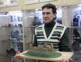 Інжынер Ігар Адасік 10 год стварае праекты папяровых замкаў  