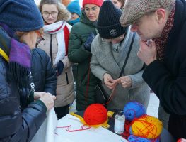 Вышывальная акцыя ў Беластоку: супраць рэферэндуму ў Беларусі і вайны ва Украіне   