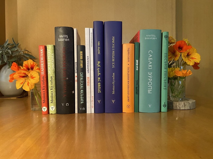 Даследаванне: палова беларусаў чытаюць ці слухаюць кнігі