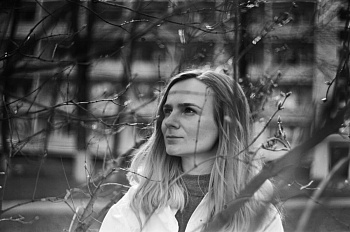 «Не сказаць, што мае бацькі лічылі, што кіно — гэта нармалёвая справа». Беларуская рэжысёрка Юля Шатун — пра свой пераезд, шлях у кіно і фільм «Межы»