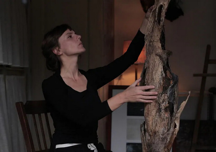 «Нават калі вырываецца ўсё з каранямі, мы перараджаемся». Размова з мастачкай Марыяй Аленай Банэт пра ўнутраную плынь і вольную прастору Італіі