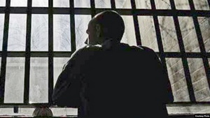Чалавека схапілі. Запраторылі ў турму. А выходзіць адтуль — паэт