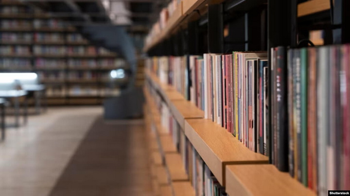 Арлоў, Ластоўскі, Муракамі й энцыкляпэдыі для падлеткаў. Якія кнігі ў Беларусі прызнаюць «экстрэмісцкімі» і хто гэта робіць