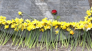 У Варшаве раздаюць нарцысы ў памяць пра герояў паўстання ў Варшаўскім гета 