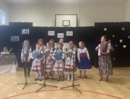 У Беластоку школьнікі напісалі беларускую дыктоўку ды паказалі свае таленты   