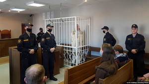 Суд над Алесем Пушкіным: мастак лёг на лаўку і адмовіўся ад адваката