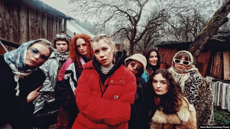 «Я б назвала сябе „тутэйшай“». Як падляская сьпявачка, якая скарыла беларусаў, папулярызуе сваю мову праз рэп