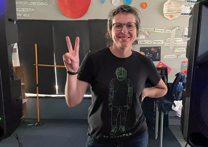 Вольга Касцюк нарадзілася ў Радчыцку Столінскага раёна, а жыве ў Новай Зеландыі. Яе кніга напісаная на гаворцы, на якой яшчэ ніхто не пісаў