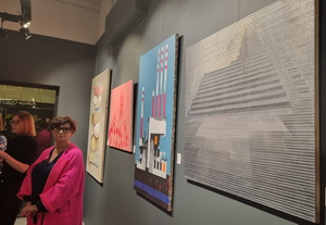 Вядомыя творцы перадалі свае працы для аўкцыёна, каб падтрымаць фонд, які дапамагае беларускім палітуцекачам