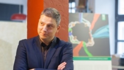 У Горадні судзяць журналіста Мажэйку і адвакатку Юргілевіч. На робе апошняй надпіс «Карцар №2»