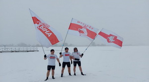 Беларусы Беластоку праводзяць акцыі салідарнасці пад бел-чырвона-белым сцягам і ў ледзяной вадзе