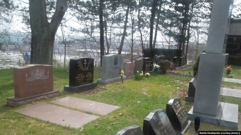 «Спачываюць у адной магіле, хоць пры жыцьці ня надта ладзілі». Расказваем пра незвычайныя пахаваньні беларусаў у сьвеце